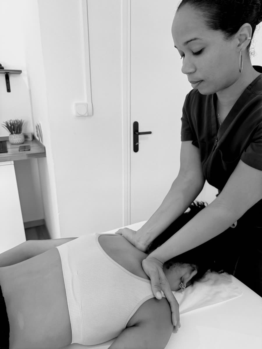 Lindsay, massothérapeute, en séance avec une cliente
